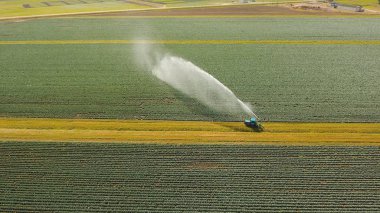 Tarım arazisindeki sulama sistemi.