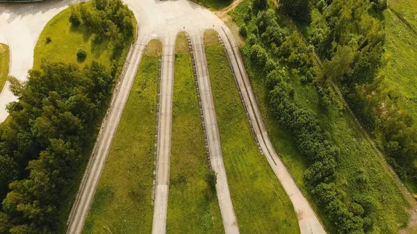 Strada di prova nella foresta. Vista aerea — Foto Stock