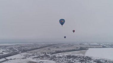 Kışın sıcak hava balonları.