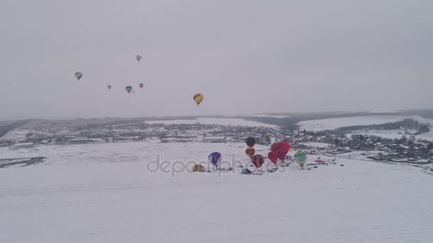 Heißluftballons im Winter. — Stockvideo