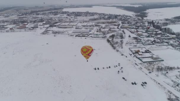 Hete luchtballon in de winter. — Stockvideo