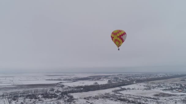 Globos de aire caliente en invierno . — Vídeo de stock