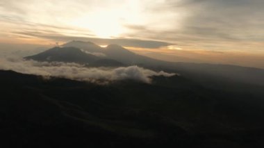 Gün batımı ile dağ manzarası. Jawa Adası, Endonezya.