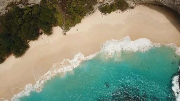Klippig klippa med strand i havet. Karang Dawa. — Stockvideo