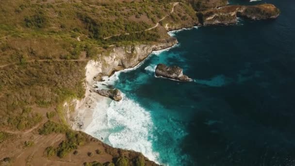 Kliffen, zee en golven bij Nusa Penida, Bali, Indonesië — Stockvideo