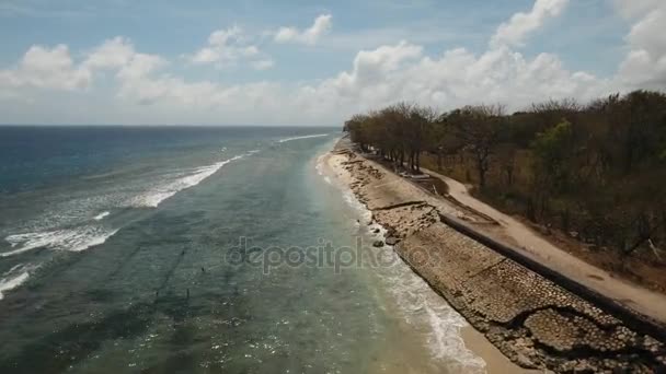 Antenne bekijken strand op een tropisch eiland. Nusa Penida, Bali, Indonesië. — Stockvideo
