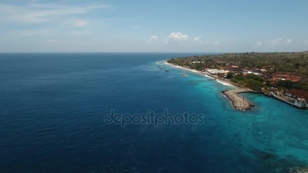 Вид с воздуха красивый пляж на тропическом острове. Нуса-Пенида, Бали, Индонезия . — стоковое видео
