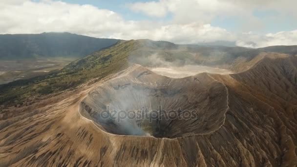 Aktywny wulkan z kraterem. Gunung Bromo, Jawa, Indonezja. — Wideo stockowe