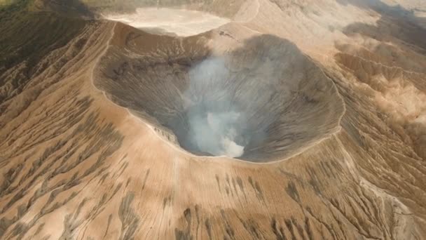 Vulcão ativo com uma cratera. Gunung Bromo, Jawa, Indonésia. — Vídeo de Stock