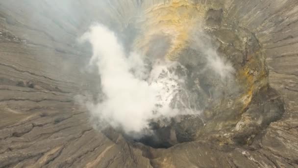 Vulcano attivo con un cratere. Gunung Bromo, Jawa, Indonesia. — Video Stock