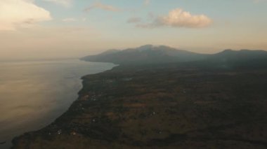 Deniz kıyısında gün batımı. Bali, Endonezya.