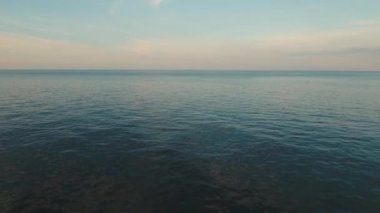 Gün batımında su yüzeyi görüntüsü. Bali.