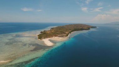 Tropikal ada Menjangan 'da hava manzaralı güzel bir plaj. Bali, Endonezya.