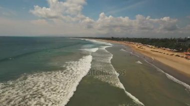 Sörfçülerin, Bali 'nin, Kuta' nın olduğu güzel bir sahil..