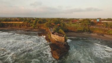 Endonezya 'daki Tanah Lot Bali adasındaki Hindu tapınağı..