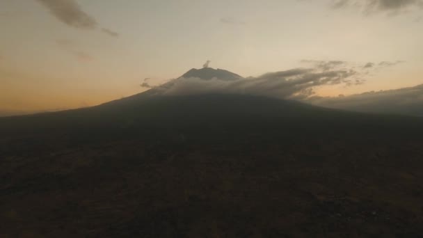 Vulcão ativo Gunung Agung em Bali, Indonésia. — Vídeo de Stock