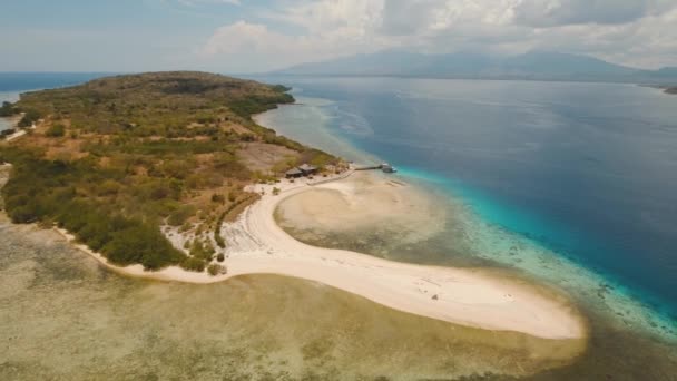 Letecký pohled krásná pláž na tropickém ostrově Menjangan. Bali, Indonésie. — Stock video