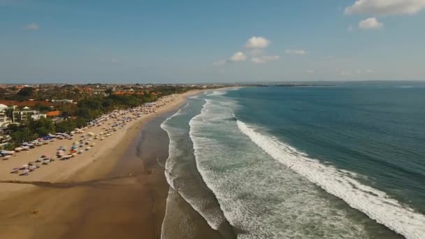 Vue aérienne belle plage avec surfeurs, Bali, Kuta.