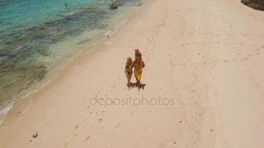 Sahilde çocuklu bir aile.