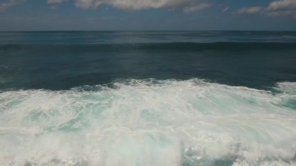 Superfície de água com ondas grandes, vista aérea. Bali. — Vídeo de Stock