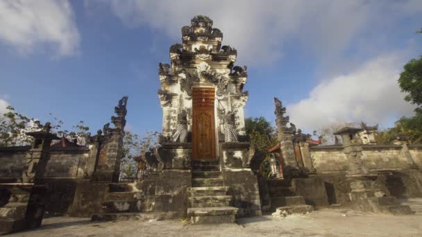 ヌサ ・ ペニダ島のヒンズー教の寺院. — ストック動画
