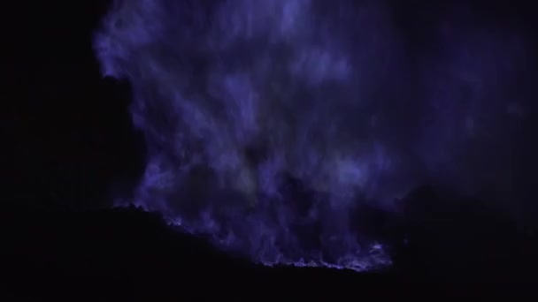 Feu bleu de soufre du volcan Mount Kawah Ijen. — Video