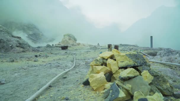 Kawah ijen, vulkanischer Krater, in dem Schwefel abgebaut wird. — Stockvideo