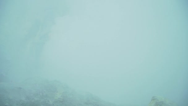 Kawah Ijen, cratera vulcânica, onde o enxofre é extraído . — Vídeo de Stock