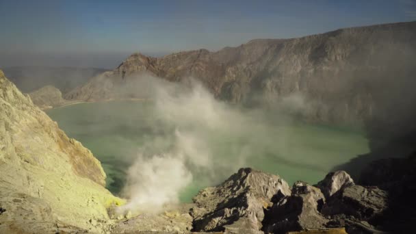 Кава Иджен, вулканический кратер, где добывается сера . — стоковое видео