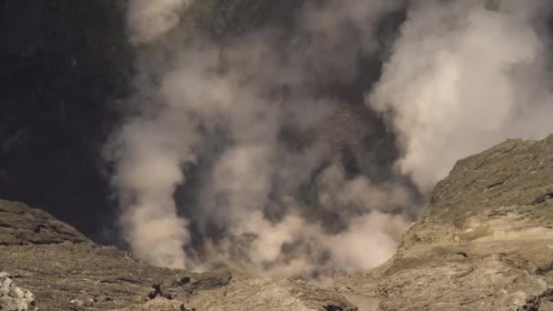 Vulcão ativo com uma cratera. Gunung Bromo, Jawa, Indonésia. — Vídeo de Stock