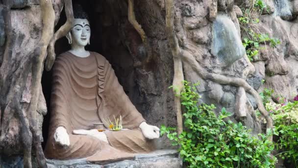 Buda standbeeld in de tempel eiland Bali — Stockvideo