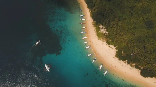 Tropical beach with boats, aerial view. Tropical island. — Stock Photo, Image