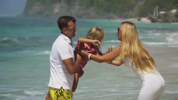 Familia con niños en la playa. — Vídeo de stock