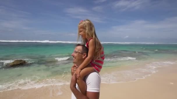 Far med dotter med barn på stranden. — Stockvideo