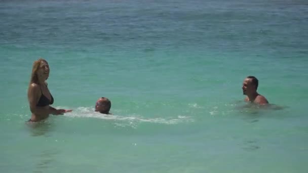 Joven juego familiar en el mar . — Vídeo de stock