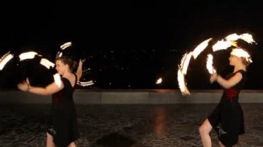 Geceleyin ateş gösterisi.