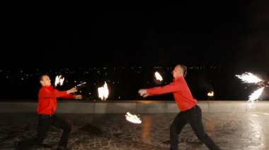 Geceleyin ateş gösterisi.