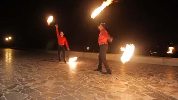 Feuershow in der Nacht. — Stockvideo