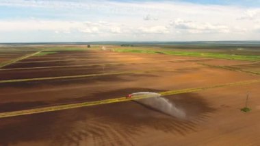 Hava görünümü: Sulama sistemi bir tarım alanını suluyor.