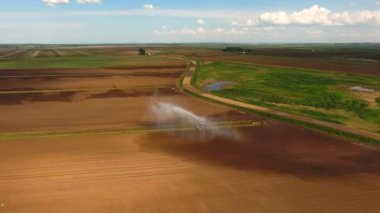 Hava görünümü: Sulama sistemi bir tarım alanını suluyor.