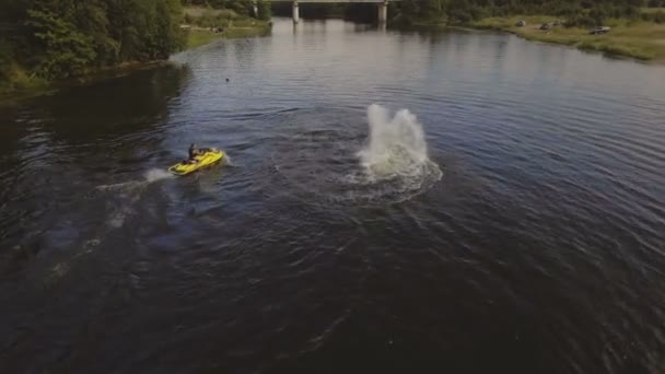 Vola a bordo pilota sul river.Aerial video. — Video Stock