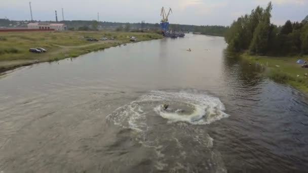 Fille sur le jet ski dans la rivière.Vidéo aérienne. — Video