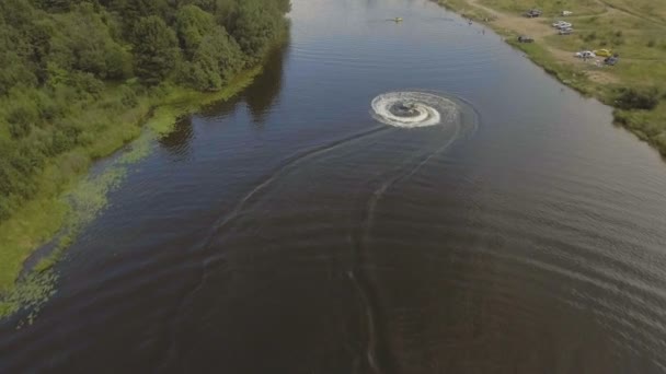 Fille et garçon sur le jet ski dans la rivière.Vidéo aérienne. — Video