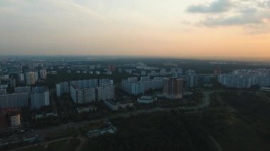 Modern binalarla şehir manzarası.