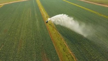 Tarım arazisindeki sulama sistemi.