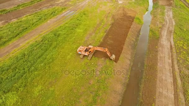 フィールドに溝を掘った掘削機。空撮. — ストック動画