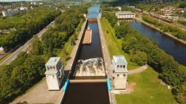 Nehri üzerinde ağ geçidi. Bent kapıları.
