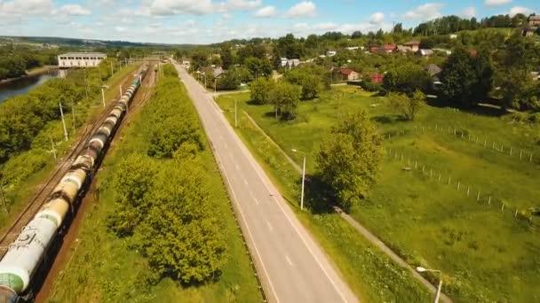 Грузовой поезд на железной дороге — стоковое видео