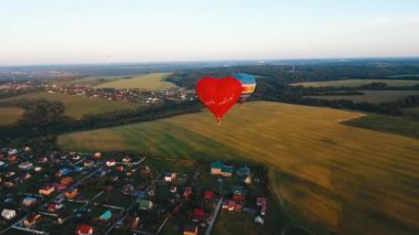Sıcak hava balonu bir alanın üzerinde gökyüzünde.
