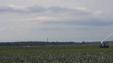 Tarım arazisindeki sulama sistemi.
